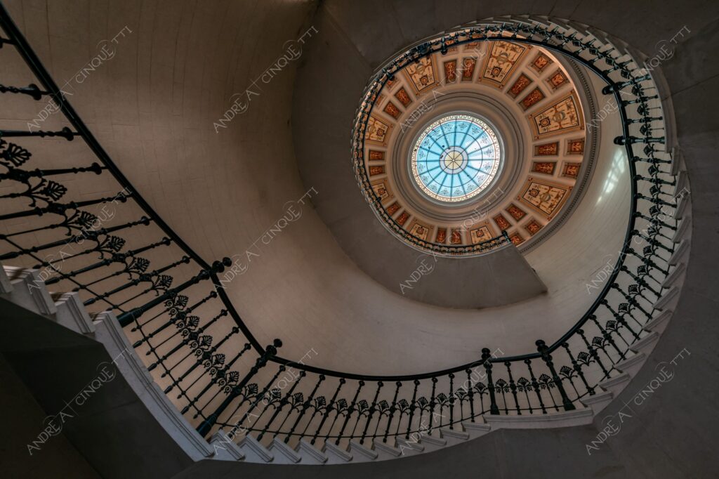 Ungheria Hungary Budapest palazzo palace bastione villaggio dei pescatori scala achiocciola spiral staircase