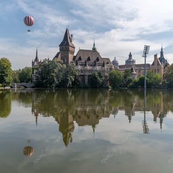 Ungheria Hungary Budapest palazzo palace architettura architecture riflessi reflections lago lake loch pond mongolfiera balloon castello castle Vajdahunyad