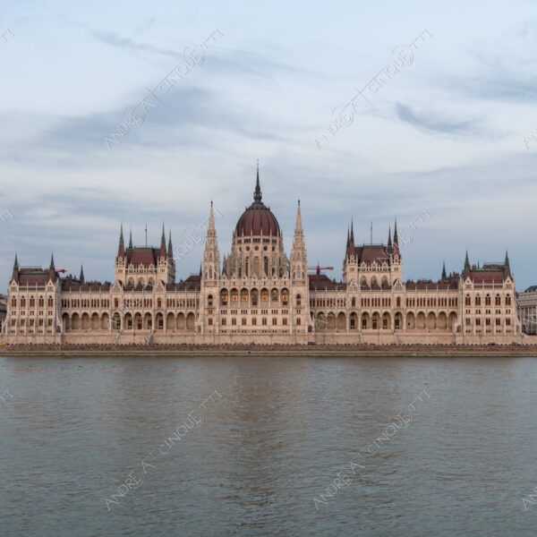 Ungheria Hungary Budapest palazzo palace parlamento parliament architettura architecture lunga esposizione long exposure riflessi reflections cupola dome blue hour fiume river danubio danube