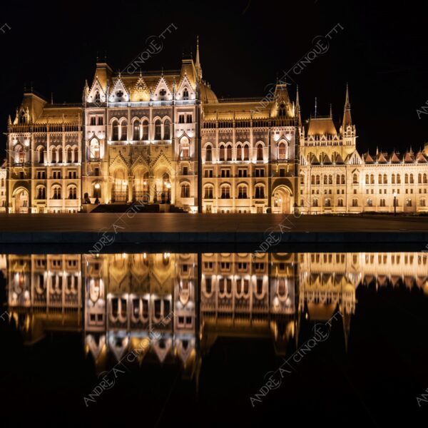 Ungheria Hungary Budapest palazzo palace parlamento parliament architettura architecture lunga esposizione long exposure riflessi reflections notte night