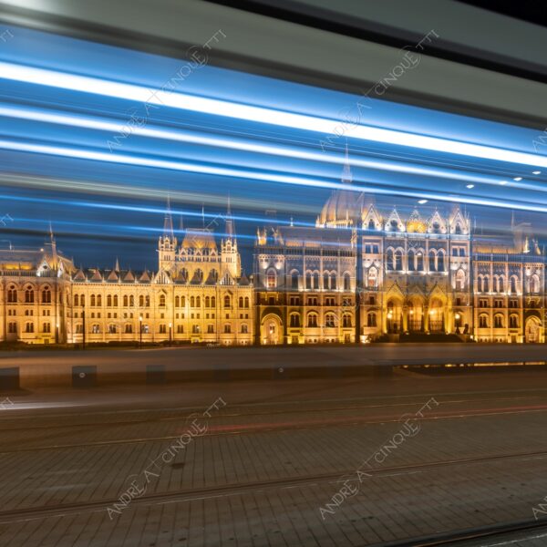 Ungheria Hungary Budapest palazzo palace architettura architecture parlamento parliament lunga esposizione long exposure tram scie luminose light trails