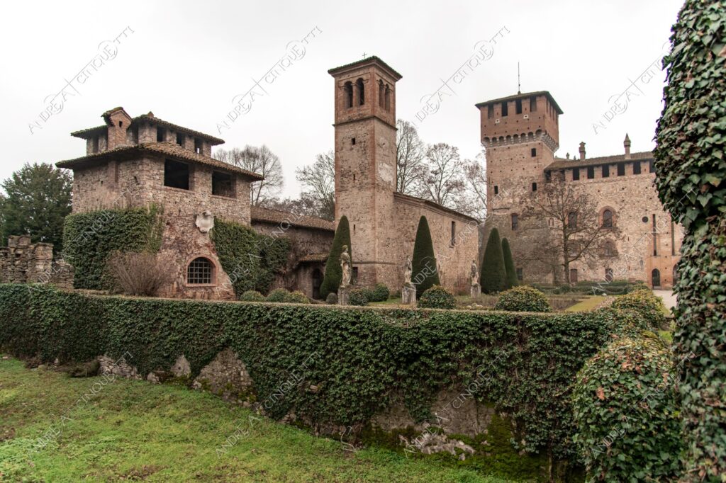 Castell'Arquato Grazzano Visconti castello castle ancient antico villaggio village borgo borough medievale medieval giardino garden