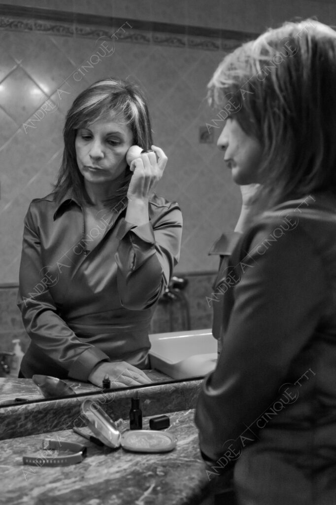 bianco e nero black and white ritratto portrait specchio mirror violenza violence donna woman solitudine loneliness tristezza sadness violenza sulle donne violenza di genere violenza domestica