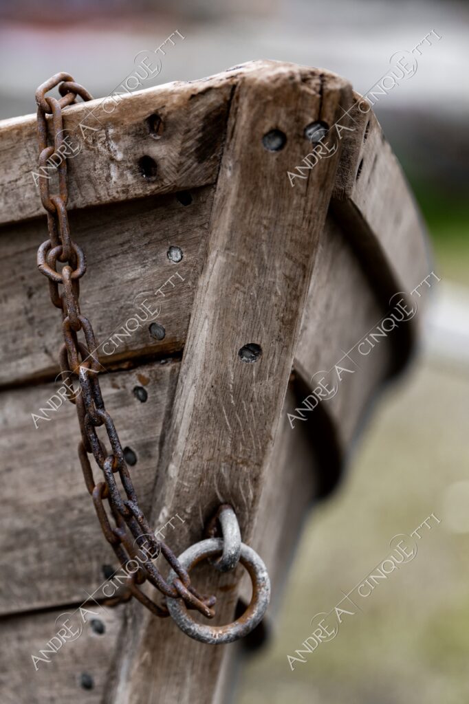 terzo paesaggio abbandonato abandoned ruggine rust barca boat relitto wreck catena chain legno wood