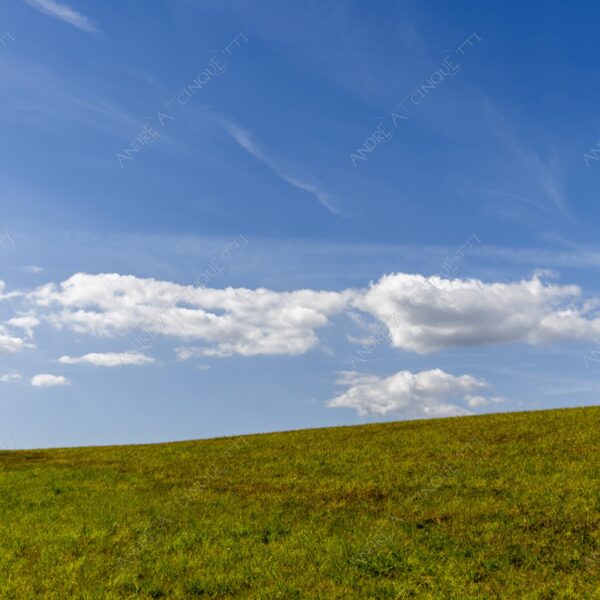 danimarca denmark stege minimale minal nuvole clouds prato lawn meadow campo field blue blu green verde nessuno nobody solitario lonely solitudine loneliness infinto infinity collina hill