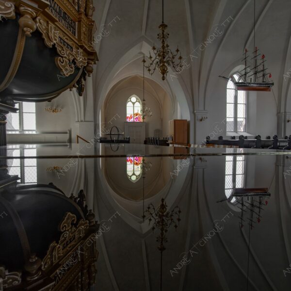 danimarca denmark svendgorg chiesa church interni interior piano riflessi reflections mirror specchio
