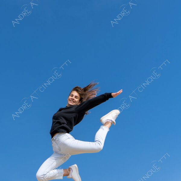 jump salto blu blue cielo sky ragazza girl teen teenager volare flying