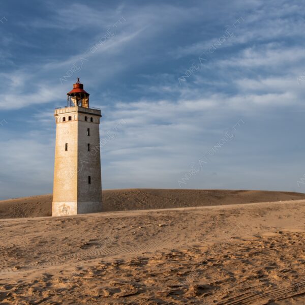danimarca denmark rubjerg knude lighthouse faro tramonto sunset sundown dusk twilight alba sunrise spiaggia beach shore sand sabbia impronte footprints
