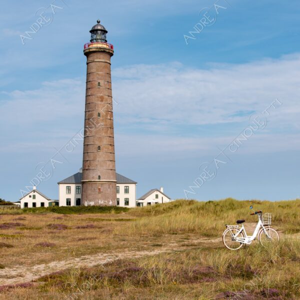 danimarca denmark skagen gray lighthouse faro bicicletta bike mare sea spiaggia beach shore costa coast nuvole clouds