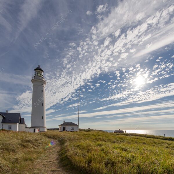 danimarca denmark hirtshals lighthouse faro sole sun mare sea spiaggia beach shore costa coast collina hill nuvole clouds sole sun