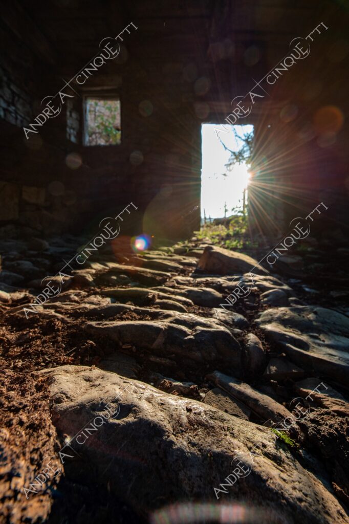 terzo paesaggio abbandonato abandoned casa home house sassi stones sole sun raggi di sole rays of sunshine sunbeam porta door