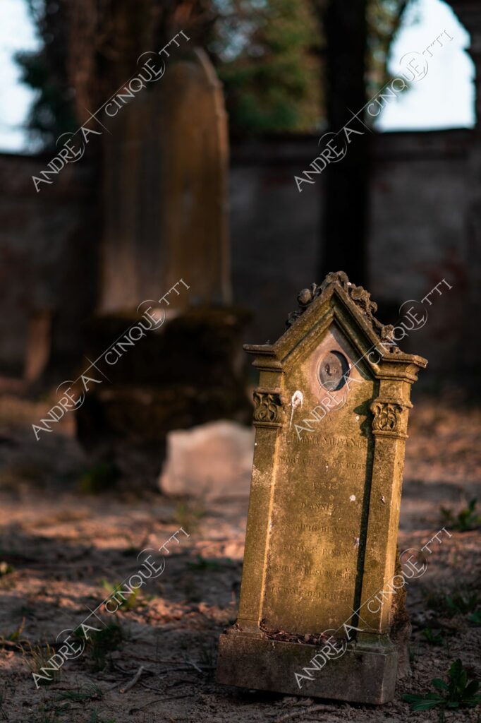 terzo paesaggio abbandonato abandoned tomba tomb grava cimitero graveyard cemetery dimenticato forgotten raggi di sole rays of sunshine sunbeamlapide headstone tombstone