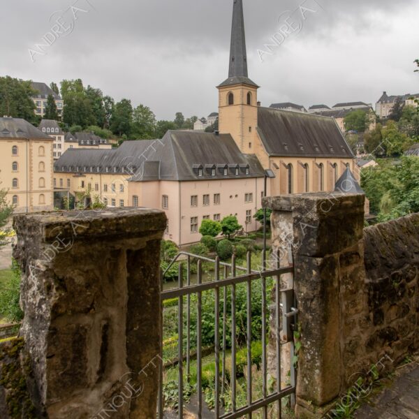 lussemburgo luxembourg chiesa church cancello gate sentiero path mattoni bricks