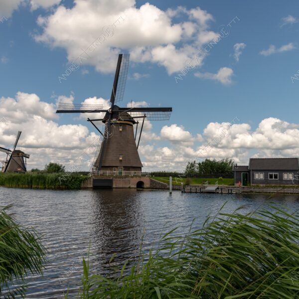 olanda holland paessi bassi the netherlands kinderdijk mulini a vento windmill windmills nuvole clouds canale channel canal vie d'acqua waterways