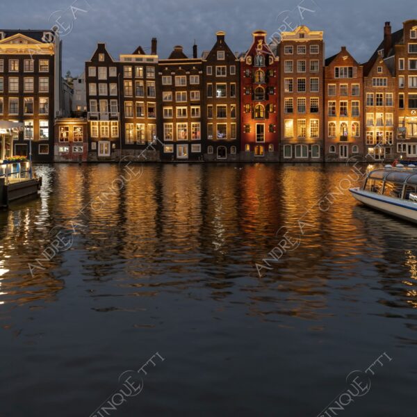 Olanda The Nederlands Amsterdam Case storte Blue hour Long exposure lunga esposizione rilfessi reflections porto harbor barca boat