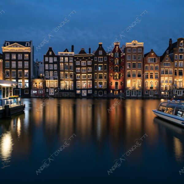 Amsterdam Case storte Blue hour Long exposure lunga esposizione rilfessi reflections porto harbor barca boat