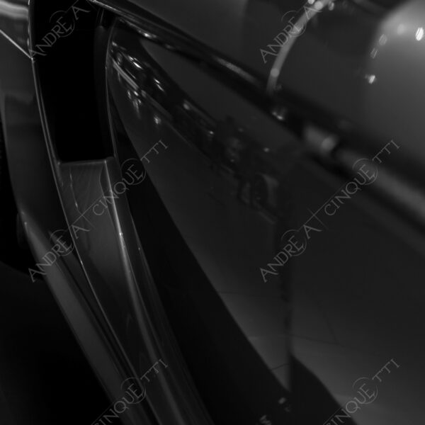 museo museum stoccarda stuttgart porsche bianco e nero black and white dettagli details penombra twilight scuro dark ombra shadow profilo silhouette curve bends auto car