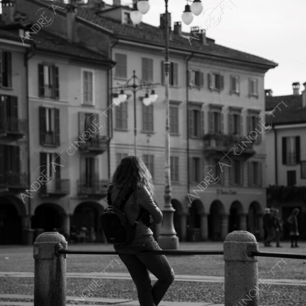 lodi street photography fotografia di strada bianco e nero black and white piazza square donna woman aspettare waiting