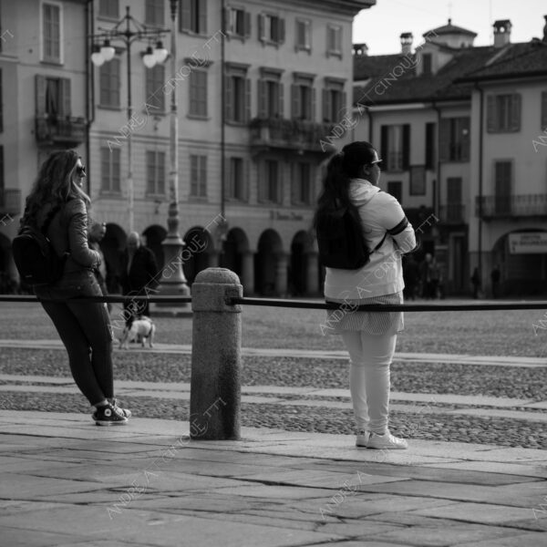 lodi street photography fotografia di strada bianco e nero black and white piazza square donna woman aspettare waiting