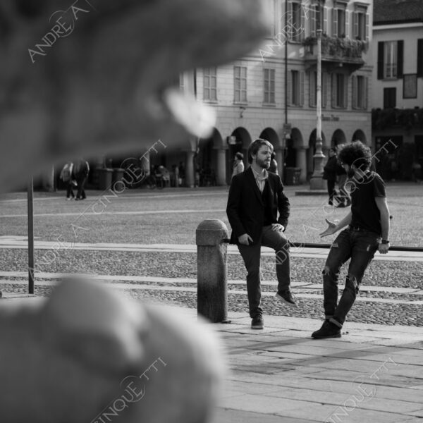 lodi street photography fotografia di strada bianco e nero black and white piazza square persone people ragazzi people socializzare socializing