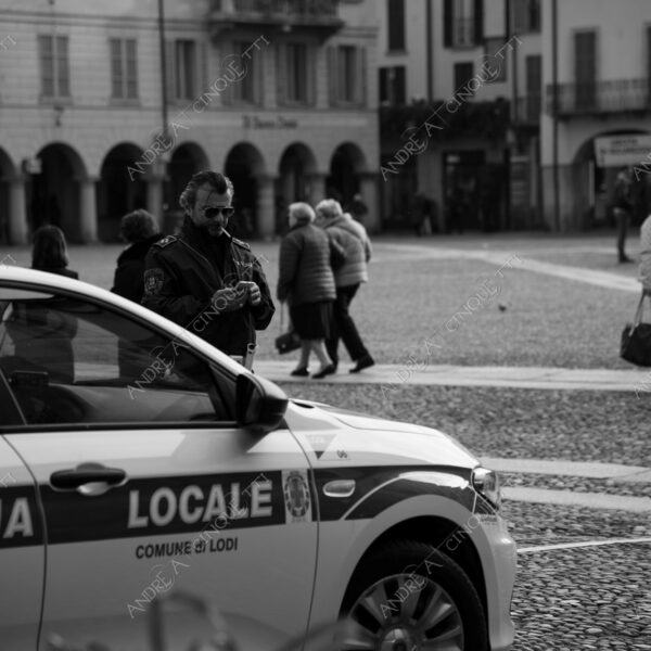 lodi street photography fotografia di strada bianco e nero black and white piazza square