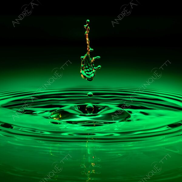 macro photography goccia gocce d'acqua water drop drops high speed sync riflessi reflections splash colori colours bounce bouncing mano hand