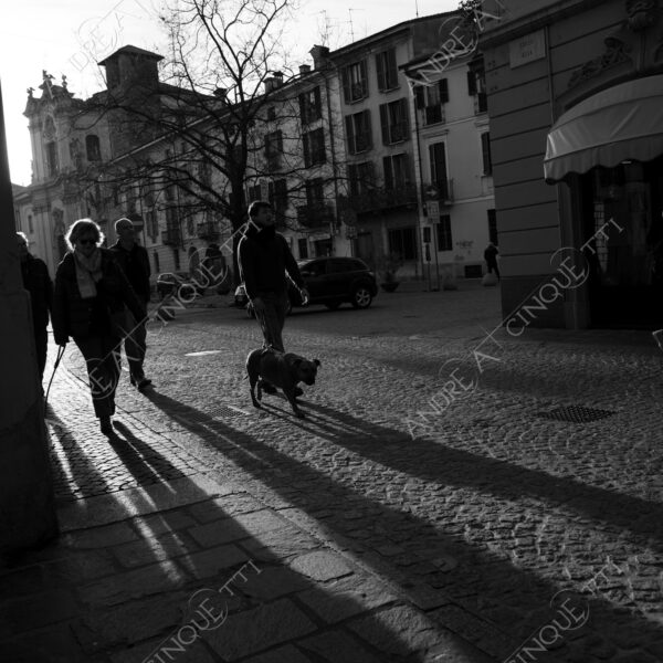lodi street photography fotografia di strada bianco e nero black and white piazza square persone people ombre shadows