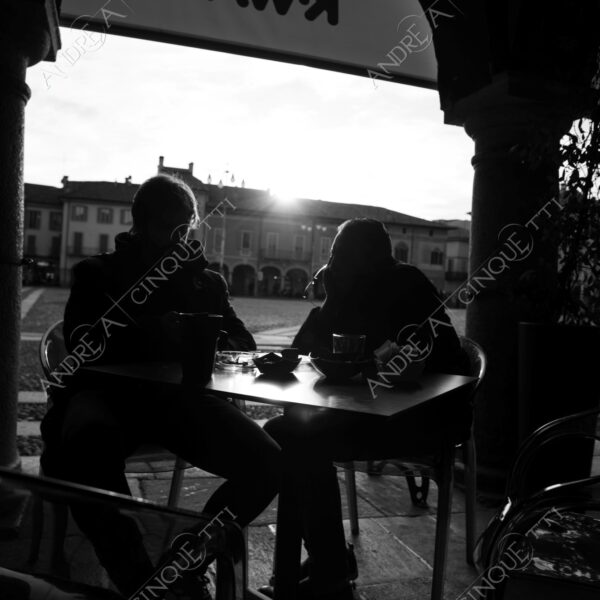 lodi street photography fotografia di strada bianco e nero black and white piazza square bar pub sole sun controluce backlit back light men uomini
