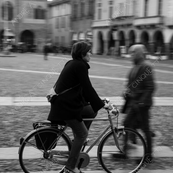 lodi street photography fotografia di strada bianco e nero black and white piazza square donna woman panning bicicletta bike bicycle panning