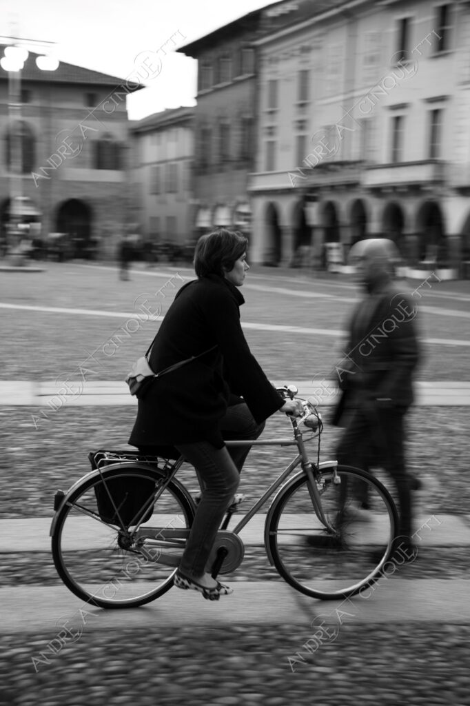 lodi street photography fotografia di strada bianco e nero black and white piazza square donna woman panning bicicletta bike bicycle panning
