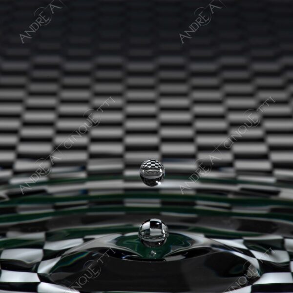 macro photography goccia gocce d'acqua water drop drops high speed sync riflessi reflections splash colori colours bounce bouncing pattern scacchi