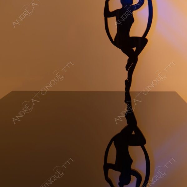 still life studio photography opera d'arte artwork legno wood ombra shadow prfilo silhouette riflessi reflections specchio mirror ginnasta gymnast ballerina dancer cerchio circle hula hoop