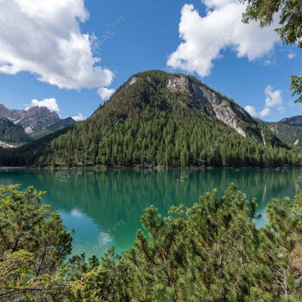 Lago di Braies lago lake smeraldo emeraldo ali alps alpino montagne mountains dolomiti bosco woods riflessi reflections nuvole clouds sole sun