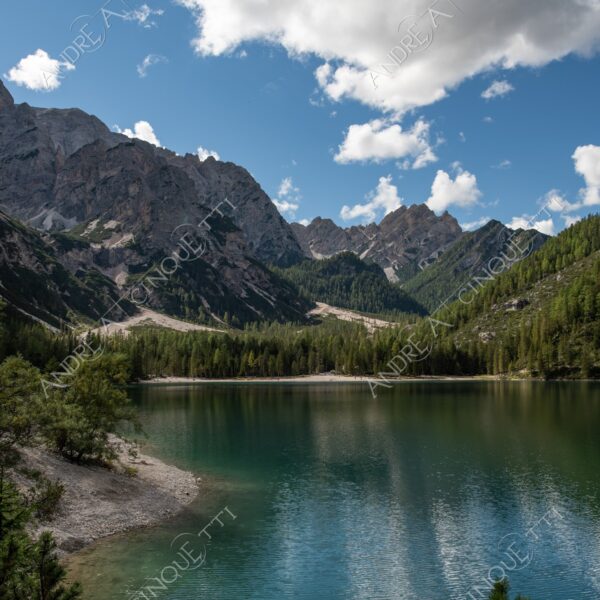 Lago di Braies lago lake smeraldo emeraldo ali alps alpino montagne mountains dolomiti bosco woods riflessi reflections nuvole clouds sole sun