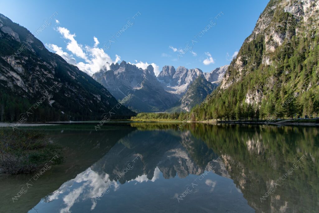 Lago di Landro lago lake smeraldo emeraldo ali alps alpino montagne mountains dolomiti bosco woods riflessi reflections nuvole clouds sole sun