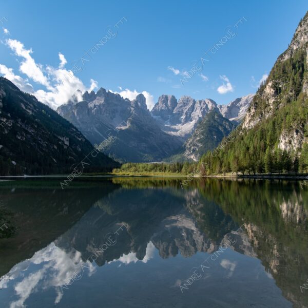 Lago di Landro lago lake smeraldo emeraldo ali alps alpino montagne mountains dolomiti bosco woods riflessi reflections nuvole clouds sole sun