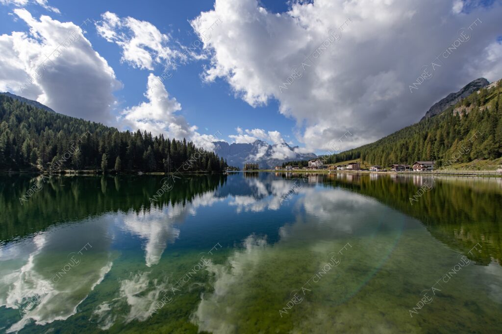 Lago di Misurina lago lake smeraldo emeraldo ali alps alpino montagne mountains dolomiti bosco woods riflessi reflections nuvole clouds sole sun tre cime