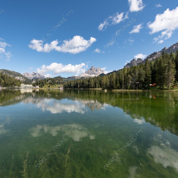 Lago di Misurina lago lake smeraldo emeraldo ali alps alpino montagne mountains dolomiti bosco woods riflessi reflections nuvole clouds sole sun tre cime