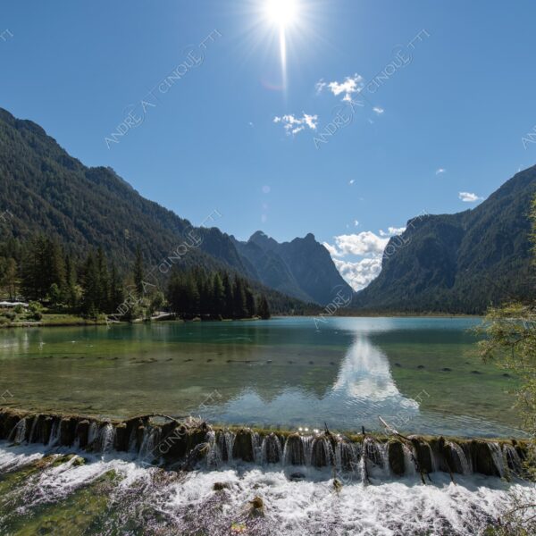 Lago di Dobbiaco lago lake smeraldo emeraldo ali alps alpino montagne mountains dolomiti bosco woods riflessi reflections nuvole clouds sole sun
