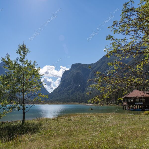 Lago di Dobbiaco lago lake smeraldo emeraldo ali alps alpino montagne mountains dolomiti bosco woods riflessi reflections nuvole clouds sole sun