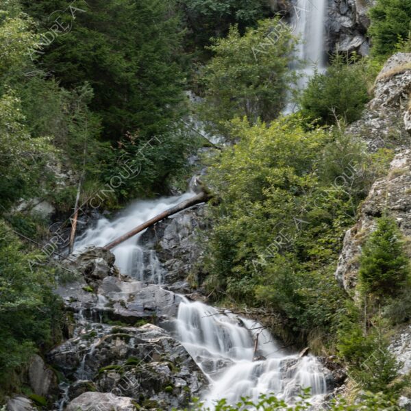 Cascata Egger waterfall fiume river sassi pietre stones staccionata fence lunga esposizione long exposure foresta woods montagne mountains