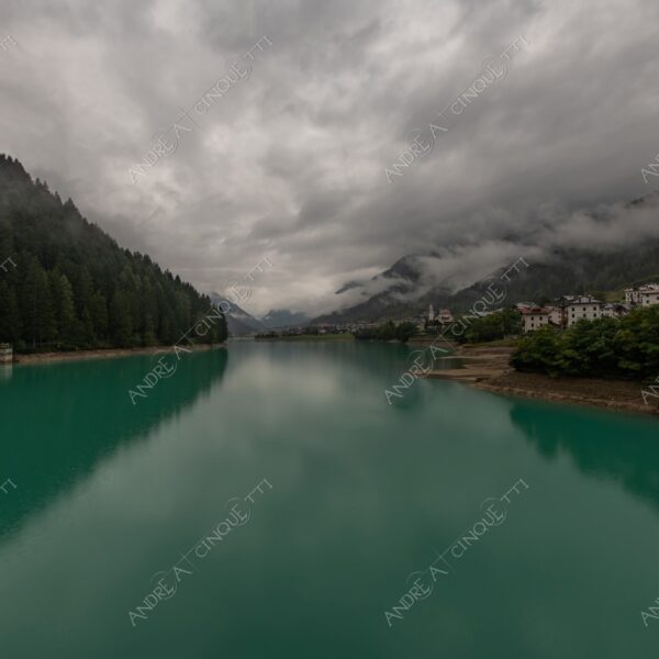 Lago di Santa Caterina lago lake smeraldo emeraldo ali alps alpino montagne mountains dolomiti bosco woods riflessi reflections nuvole clouds temporale storm