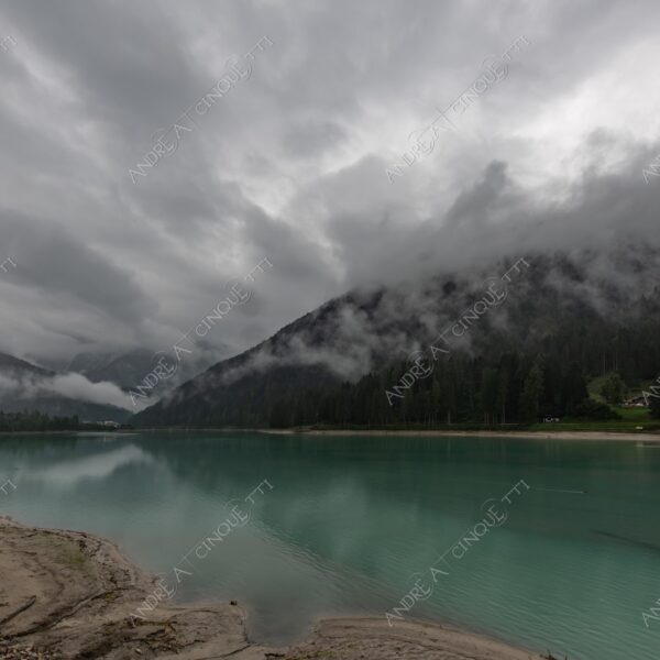 Lago di Santa Caterina lago lake smeraldo emeraldo ali alps alpino montagne mountains dolomiti bosco woods riflessi reflections nuvole clouds temporale storm