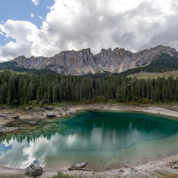 Lago di Carezza lago lake smeraldo emeraldo ali alps alpino montagne mountains dolomiti bosco woods riflessi reflections nuvole clouds