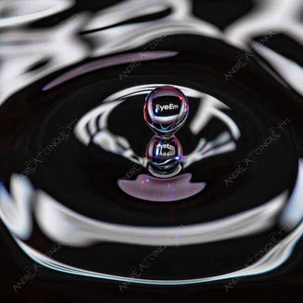 macro photography goccia gocce d'acqua water drop drops high speed sync riflessi reflections splash colori colours bounce bouncing marchio logo eye em