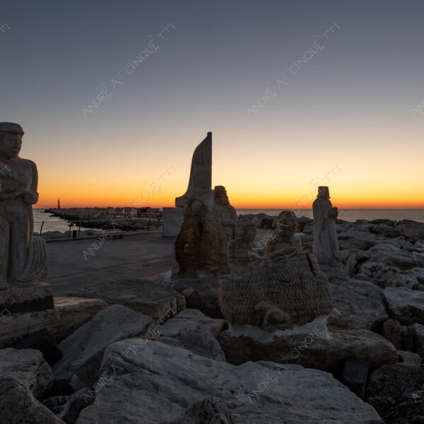 san benedetto del tronto spiaggia beach shore costa coast sassi stones alba sunrise tramonto sunset sundown crepuscolo twilght dusk statua statue