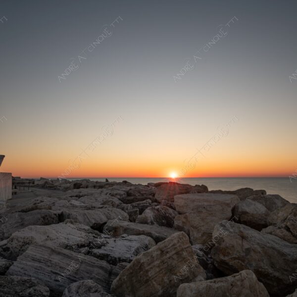 san benedetto del tronto spiaggia beach shore costa coast sassi stones alba sunrise tramonto sunset sundown crepuscolo twilght dusk statua statue