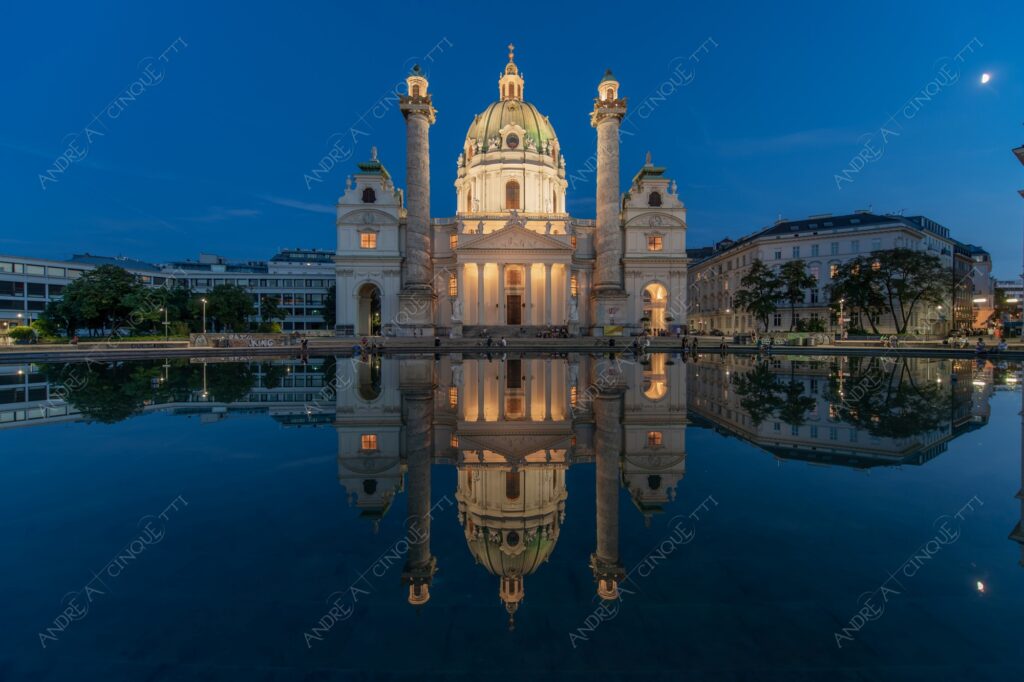 austria vienna notte night riflessi reflecions specchio mirror chiesa church karlskirche fontana fountain blue hour cupola dome luna moon