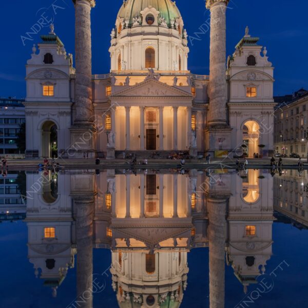 austria vienna notte night riflessi reflecions specchio mirror chiesa church karlskirche fontana fountain blue hour cupola dome