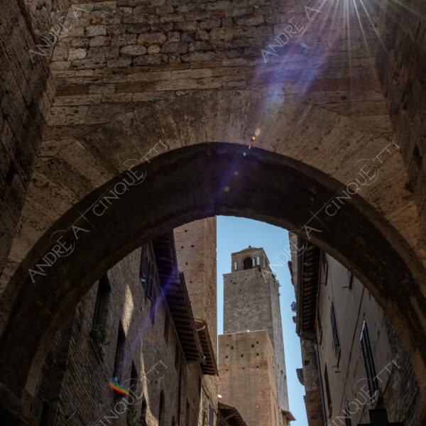 toscana tuscany paese villagge antico ancient vecchio old vicolo alley mattoni bricks san giminiano controluce backlight backlit